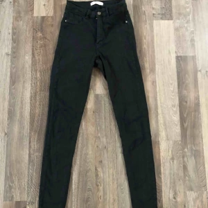  - Molly jeans från Gina tricot i storlek M. Har använts några gånger och är i hyfsat skick.