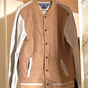  - Tommy hilfiger baseball jacket / tröja  Nytvättad och helt som ny! 