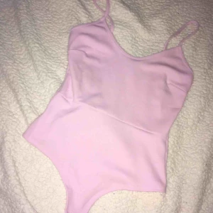  - En babyrosa Body i storleken SMALL. Endast testad.  • Köparen står för frakt!
