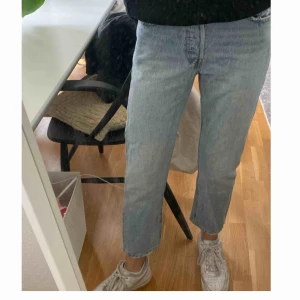 - Storlek W25 L26, jeans från Levis, rak modell 501:or använd ungefär ett år men väldigt bra skick. Inga tecken på användning, köpta för: 1199kr på Levis butiken! Tyvär för små för mig:( Kan mötas upp i växjö annars kostar frakten 59kr