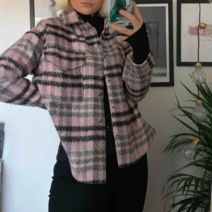  - Jättefin rutig jacka från zalando Nypris 700 och säljer den för 300 kr+ frakt Jättefin till våren 