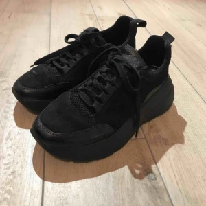  - Svarta chunky sneakers från KMB nypris 1200