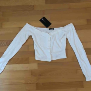  - Långärmad off the shoulder top från Fashion Nova