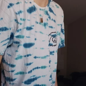 Quicksilver tie dye t-shirt - Köptes för 500 kr för ca 3 år sedan. Har inte änvänts så mycket. Säljer pga att jag inte använder den.