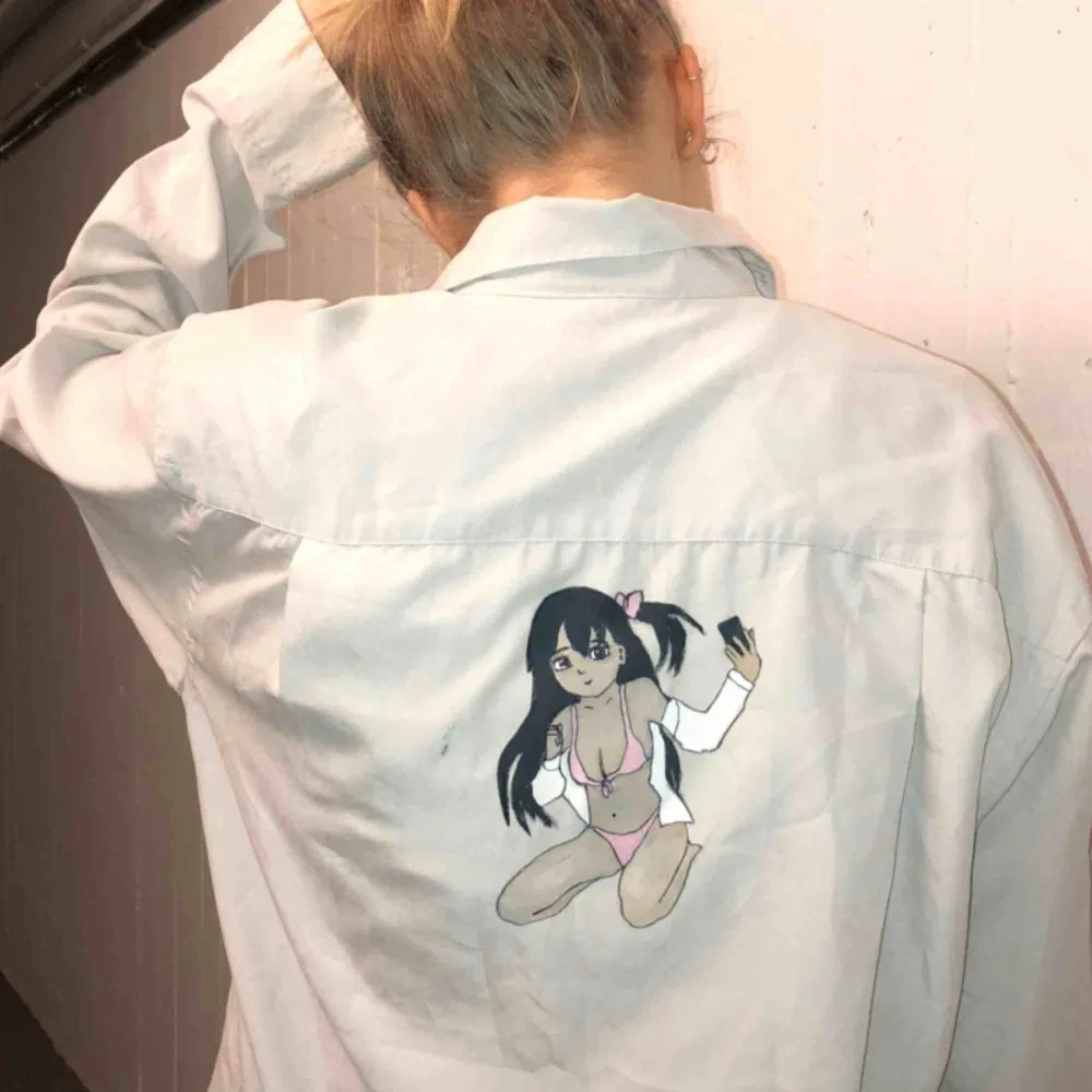 Oversized mjuk skjorta med trendigt anime tryck🤩 Så najs att spica upp en outfit med🖤 handmålad💐. Skjortor.