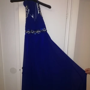 bal klänning  - fin mörkblå balklänning använd 1 gång, passar s/m