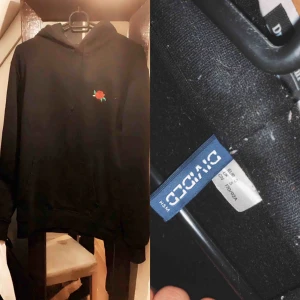  - Säljer en H&M Divided tröja med en ros på välder snygg och väldigt skön att andvända 