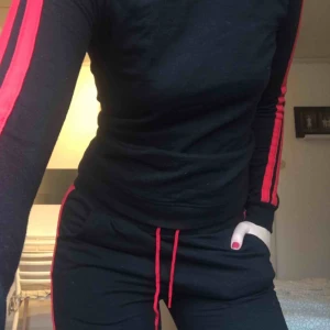  - mjukisset, strlk xs på båda delarna, 2 röda ränder längs med armarna och byxorna, (kan köpas separat eller som set) köparen står för eventuell frakt😊