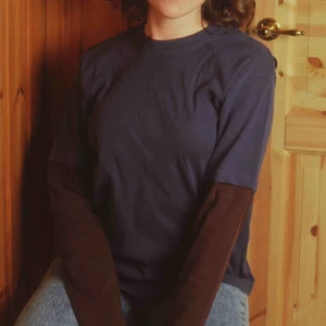  - 40kr i frakt!! Detta är inte en långärmad tröja plus en T-shirt, utan de sitter ihop! Otroligt 2007. Några fina minnen? Den är mörk blå och brun