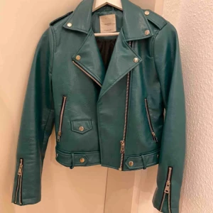  - Grön/blå skinnjacka från MANGO, knappt använd!  Super fin till våren & sommaren🥰