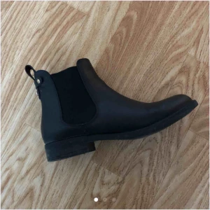  - Svarta boots från Dinsko. Fint skick! Köparen står för frakten eller mötas upp vid tunnelbanestationen Stadion i Stockholm. 