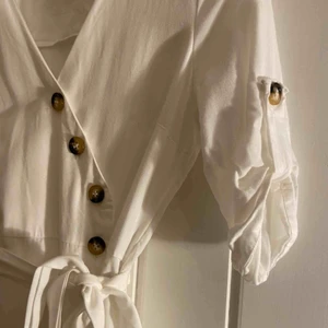  - fin somrig omlott långklänning med slits från Zara