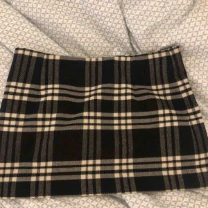  - Fin rutig minikjol från Gina tricot, köpt för längesedan men inte använt någongång då den inte är min stil! Frakt tillkommer men bjuder på den vid köp av två plagg 💕✨🦋