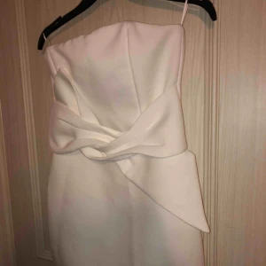  - Säljer denna fina klänningen, jätte gullig klänning till fest eller liknande, den är kort, använt endast 1 gång, möts upp i Göteborg eller står köparen för frakt 