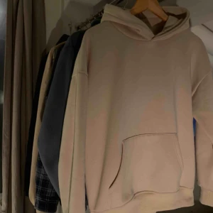  - Beige hoodie i fint skick och skönt material, koreanskt märke