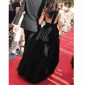  - Vacker elegant balklänning Har kommit till användning endast under balen  Sitter väldigt fint  Jag är 1,64m och klänningen når ända ner till mina fötter när jag hade klackar  I bra skick  Svarar gärna på frågor 