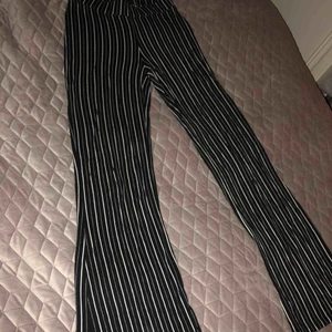  - Ett par sköna bootcut byxor som är i nytt skick.