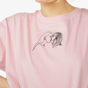  - Så cool T-shirt. Köpte på Plick men är i superbra skick! Passar mellan XS-L beroende på hur den ska sitta. Den är oversized i modell.(Andra bilden är från förra ägaren)🌼