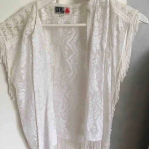  - Kofta, Storlek Small. Oanvänd. Säljes då det inte är min stil. •Köparen står för frakt!