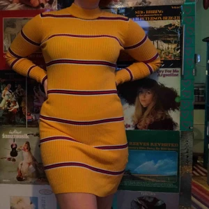  - Superfin klänning från BikBok!! Har används några fåtal gånger. Kan stoppas in i ett par byxor och användas som en tröja:)) frakt tillkommer på 55kr❤️❤️