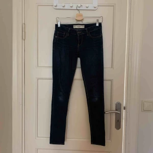  - Säljer dessa par jeans pga är för långa. Köpta för 500 och säljer för 150 + frakt