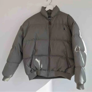  - PUFFERJACKET från Ralph Lauren! Lite fläckar, därav det billiga priset! 