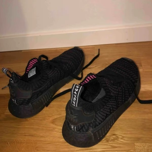  - Säljer mina Adidas nmd i storlek 37 & 1/3. Dem är använda några gånger men väldigt fina ändå
