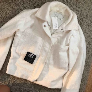  - Helt oanvänd jacka från Nelly! säljer då jag råka beställa två stycken. Köparen står för frakt, pris kan diskuteras 💯 