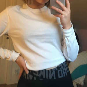  - Basic vit långärmad tröja från pull&bear nästan aldrig använd, ganska kort i modellen ☺️💋