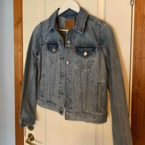  - Helt oanvända jeansjacka från Levi’s. Superfin i ljusblå färg. Nypris skulle vara 1000 kr och den är även slutsåld på alla svenska hemsidor! Säljer min för halva priset, alltså 500 kr och då sitter prislapparna dessutom kvar. ❣️