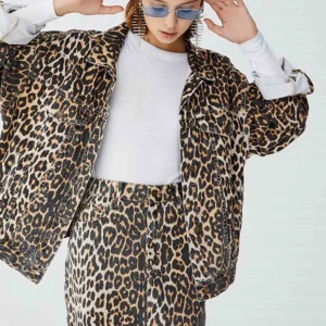  - Säljer denna coola jeansjacka i Leo mönster 🐆 