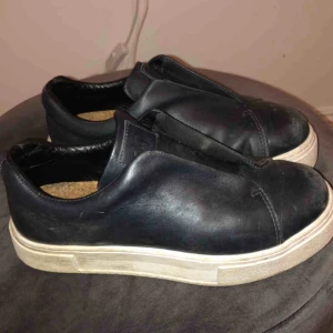 Eytys  - skorna är väl använda men inte slitna, har också haft sula i skon när jag använt dem så som nya på insidan och tar såklart bort smutsen på sidorna vid försäljning! 