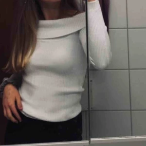 - Skit fin off shoulder tröja ifrån newyorker💖 