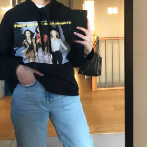  - Cool hoodie med tryck. Super skönt material och perfekt att framför tv:n med en skål chips🥰😅