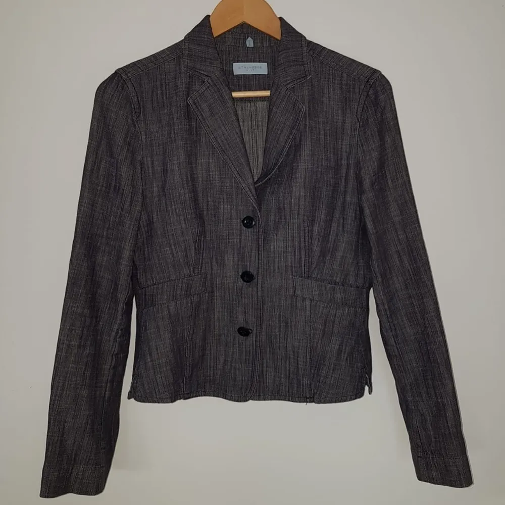 Chiq Blazer from Strenesse in perfect condition! Colour is lighter, than it appears on the last picture. . Kostymer.