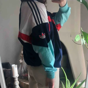  - Overzised jacka från adidas med lite retro look Passar mellan Xs-M