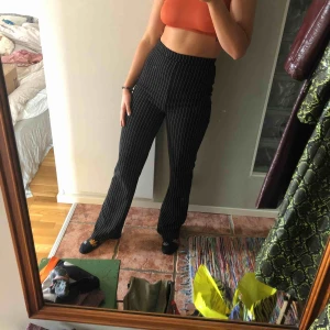  - Byxor ifrån prettylittlethings. 95%polyester 5%elastane  Stretchiga och bekväma. Långa!  Jag är 170 och de skulle kanske behöva kortas 5-10 cm. Men PERFEKTA I klackar.  Köpte står för eventuell frakt. Kan annars mötas upp i Stockholm. 