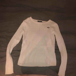  - En vit stickad tröja ifrån Gina tricot. Tröjan är använd ett fåtal gånger för några år sedan men är i ett bra skick.