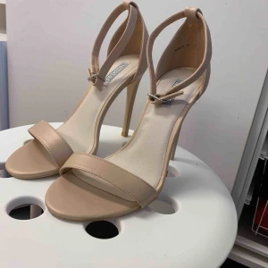  - Klack skor från Nelly aldrig använda bara prövade två gånger. Pris går att diskutera vid snabb affär, köparen står för frakten