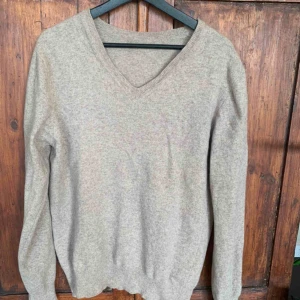  - Jättesnygg tröja köpt på second hand. Sitter oversize på mig som vanligtvis har s på tröjor så skulle anta att det är en stor m eller en l💞