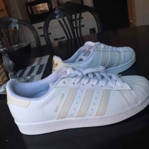  - Aldrig använda skor från Adidas ”superstars”. Kan mötas upp i Stockholm eller skicka de men då står ni för frakt. Orginal pris 900kr, priset går att diskutera. 