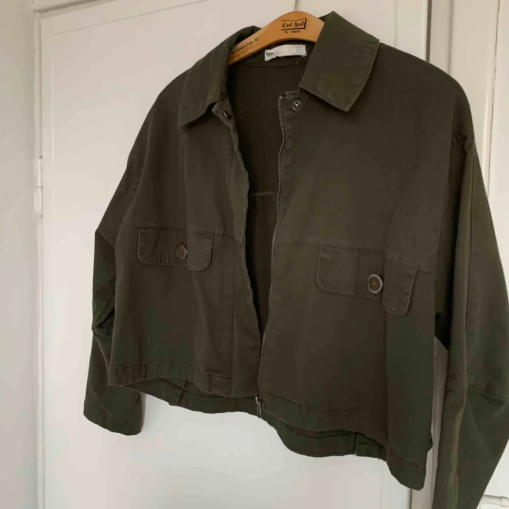 Snygg militär grön sommar jacka från Zara. Bra skick, finns inte att köpa längre 🤍Möts helst i Stockholm, annars står du för frakten. Jackor.