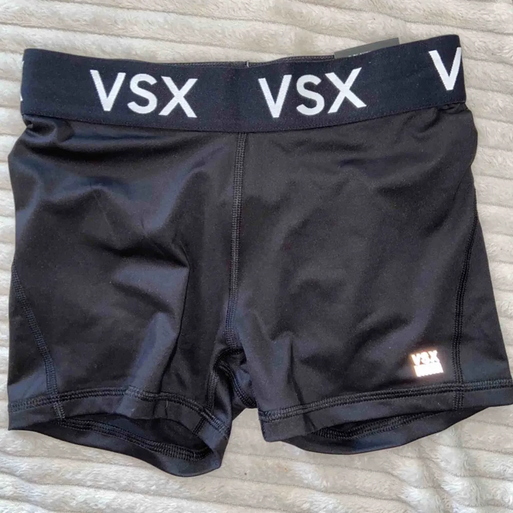 Snygga hotpants från Victoria Secret. Helt oanvända, och säljer pga för små för mig.. Shorts.