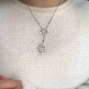  - Simpelt och fint halsband med två stjärnor. Stjärnorna är i glittriga stenar (fejk). Längden går att justera. Skriv vid frågor💫✨