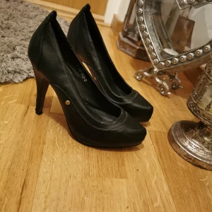 Klackskor använda 3 gånger  - Klackskor storlek 37