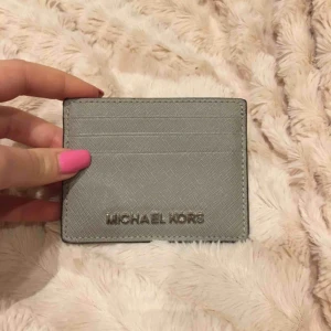  - Säljer den då jag inte använder den längre. Köpt på Michael kors i mall för 500kr💘💘