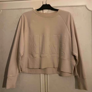  - En tröja från Nike. Använd ganska mycket men är i bra skick och ser likadan ut som när den var ny. Är köpt för cirka 400kr. Är lite oversized i storleken. Funkar även att träna i.