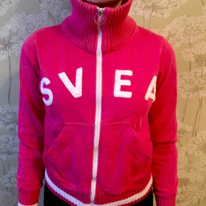  - super gullig rosa svea zip-hoodie! Jättefin till våren🌸