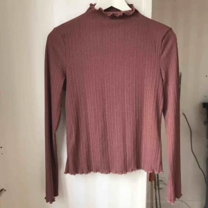  - Jättesöt tröja med små volanger som jag köpte här på plick för ett litet tag sen. Tycker den var lite för liten för mig tyvärr. Storleken på lappen är L, men sitter som M.  Frakt tillkommer (vid köp av 2 eller fler plagg står jag för frakten)