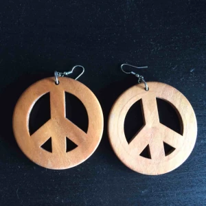  - Stora peaceörhängen i trä. Porto: 11 kr